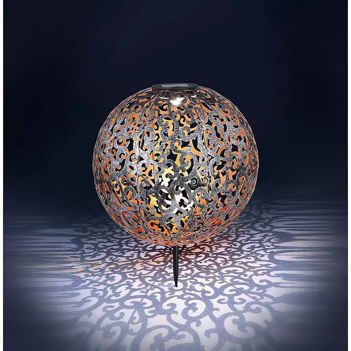 Globo Lámpara decorativa solar - Plateado, IP44, Ø x Al: 28,5 x 40 cm - Luz solar decorativa en forma esférica con un delicado patrón, creando un ambiente acogedor. Ideal para jardín y patio.