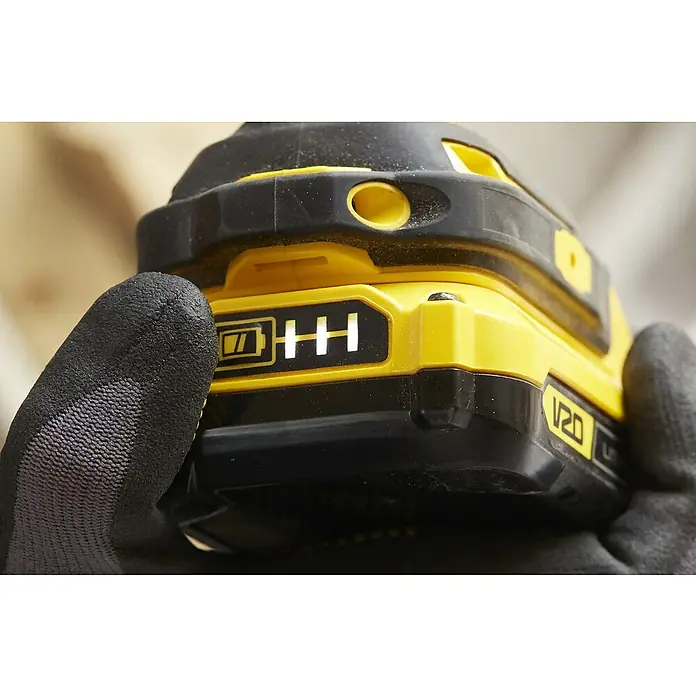 Stanley Fatmax V20 Taladro atornillador percutor de batería SFMCF800D1K - 18 V, 1 batería, 2 Ah, 165 Nm - Primer plano de una batería DeWalt con indicador de nivel de batería.