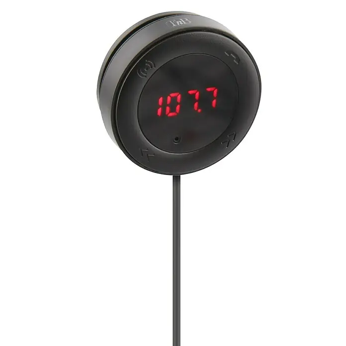 T'nB Kit manos libres con cable Jack - Frecuencia: 50 Hz - 16 Hz - Primer plano de un transmisor FM T'nB negro con pantalla LED roja que muestra "107.7", con controles y cable de alimentación.
