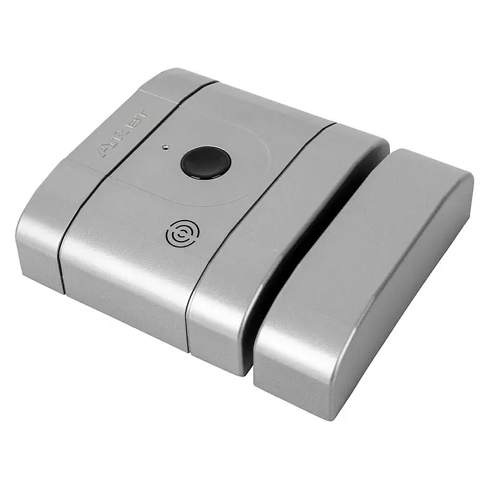 AYR Cerradura electrónica int-LOCK BT - L x An x Al: 145 x 121 x 36 mm, Cromo - Primer plano de una cerradura de puerta plateada con pantalla digital y pomo sobre un fondo negro.