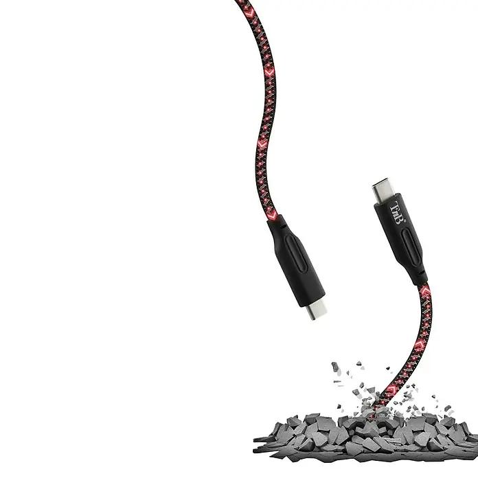 T'nB Cable USB - Largo: 1 m - Primer plano de un cable USB-C negro y rojo resistente de TnB sobre escombros, resaltando su robustez.