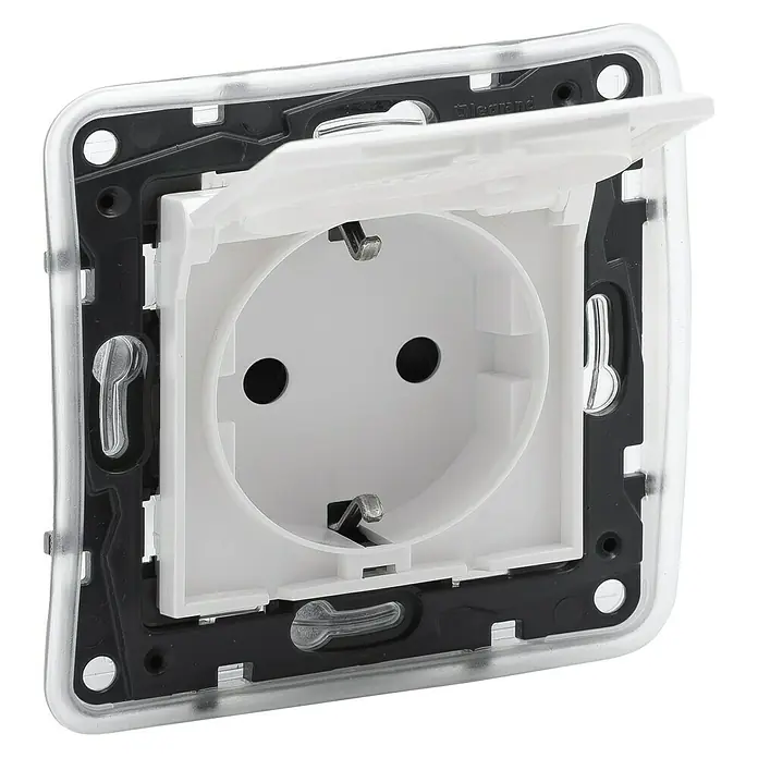 Legrand Niloé Step Enchufe con tapa - Blanco, Montaje en la pared - Primer plano de un enchufe Legrand con seguridad infantil y tapa abierta, ideal para una mayor seguridad en el hogar.