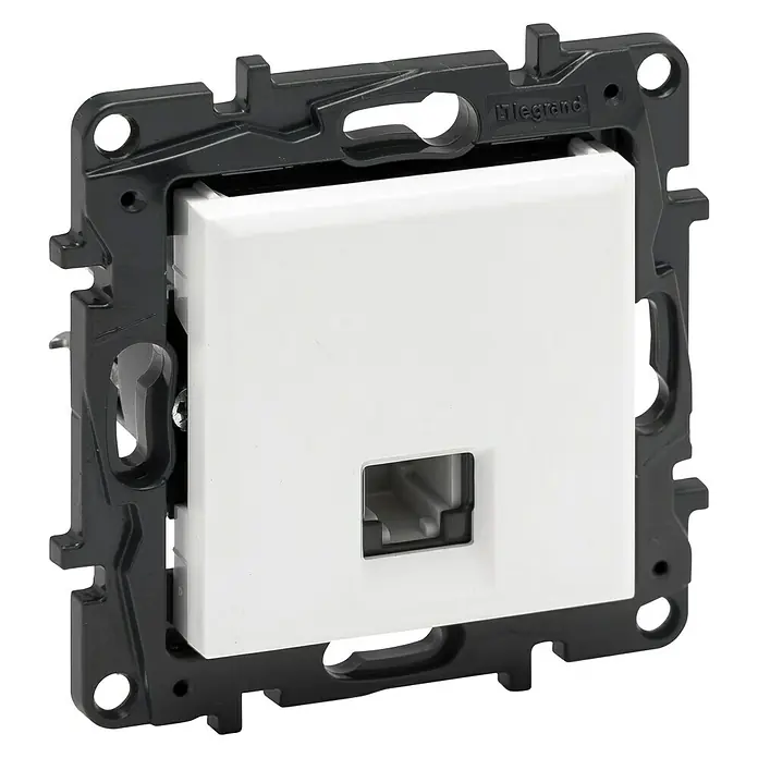 Legrand Niloé Step Toma de teléfono RJ11 - Blanco, Instalar - Primer plano de una toma de red Legrand con marco negro, que ofrece un diseño elegante y moderno para las conexiones de red.