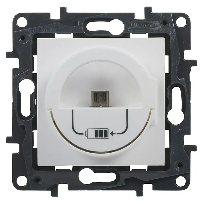 Legrand Niloé Conector USB Dock station - Blanco - Primer plano de una estación de carga USB Legrand, que muestra una solución práctica de carga para dispositivos electrónicos interiores.