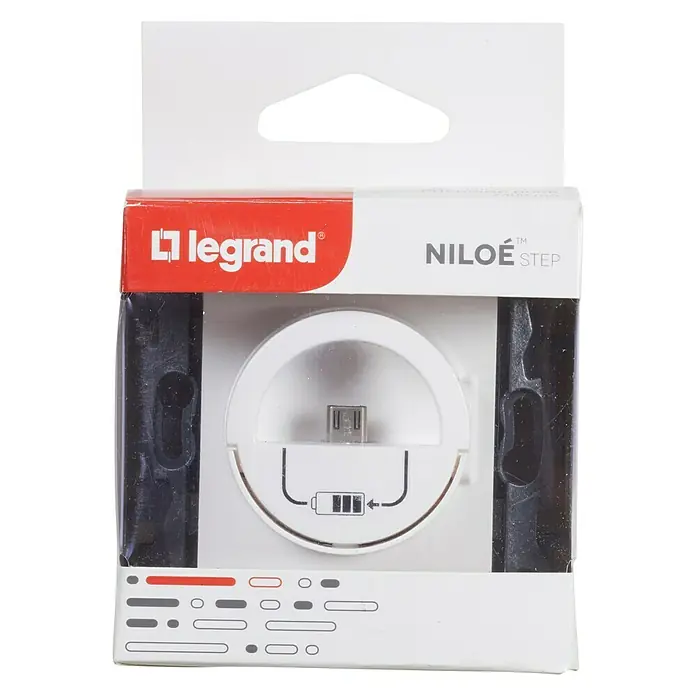 Legrand Niloé Conector USB Dock station - Blanco - Primer plano de la luz nocturna Legrand Niloé Step en su embalaje de venta al por menor, que muestra un diseño minimalista con carga USB.
