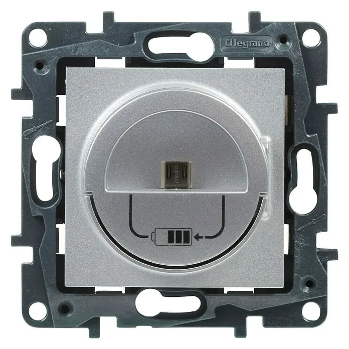 Legrand Niloé Conector USB Dock station - Aluminio - Primer plano de una toma de carga USB Legrand integrada en una placa de pared, ideal para cargar dispositivos electrónicos.