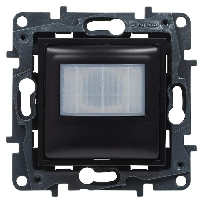 Legrand Niloé Step Mecanismo detector de movimiento - Antracita, Mate, Montaje en la pared - Primer plano de un sensor de movimiento Legrand con marco gris y unidad de sensor negra.