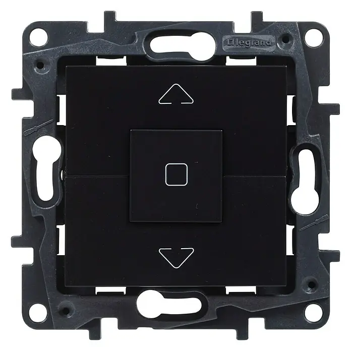 Legrand Niloé Step Interruptores para persianas - Negro, Mate, Montaje en superficie - Primer plano de un interruptor de persiana enrollable negro Legrand con flecha, cuadrado y logotipo de Legrand sobre un fondo negro.