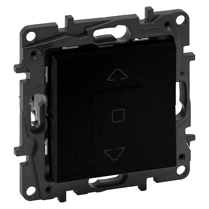 Legrand Niloé Step Interruptores para persianas - Negro, Mate, Montaje en superficie - Primer plano de un interruptor negro Legrand con símbolos de subir, bajar y parar, incrustado en una placa de montaje gris.