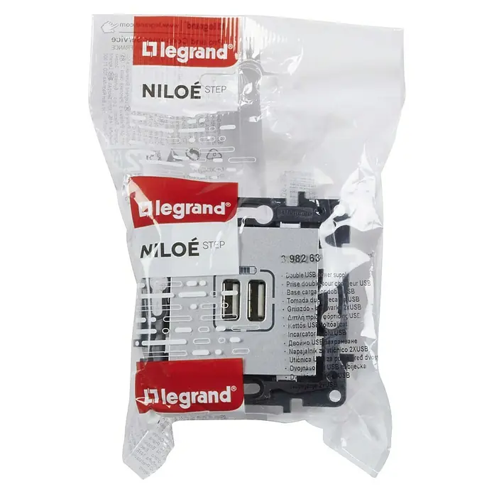 Legrand Niloé Step Toma USB - Aluminio, x 2, Plástico, Instalar - Primer plano de un enchufe USB doble Legrand Niloe Step en su embalaje original.