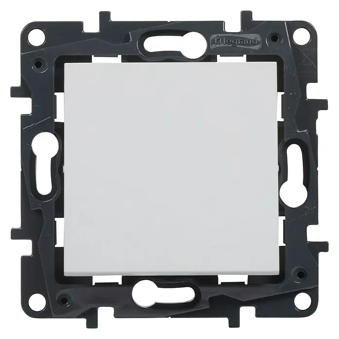 Legrand Niloé Step Pulsador para estancias con humedad - Blanco, Montaje en la pared - Primer plano de un interruptor Legrand, que muestra su marco gris y su inserción blanca, un producto de instalación eléctrica de calidad.