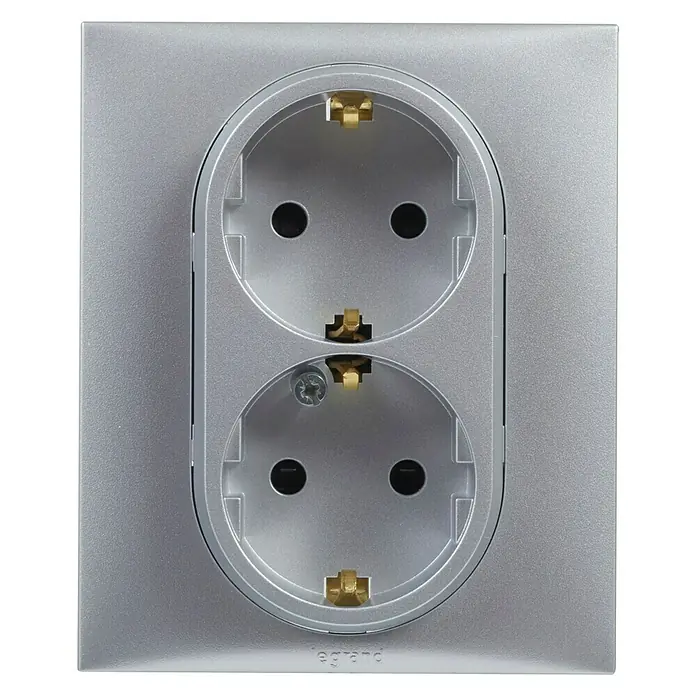 Legrand Niloé Step Enchufe doble - Aluminio, x 2, Plástico, Montaje en la pared - Primer plano de una toma doble plateada de Legrand con contacto de tierra para el mercado europeo.