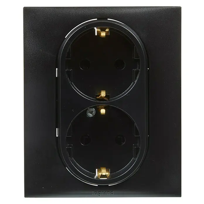 Legrand Niloé Step Enchufe doble - Antracita, x 2, Plástico, Montaje en la pared - Primer plano de un enchufe doble negro Legrand con toma de tierra y un acabado brillante. Ideal para interiores modernos.