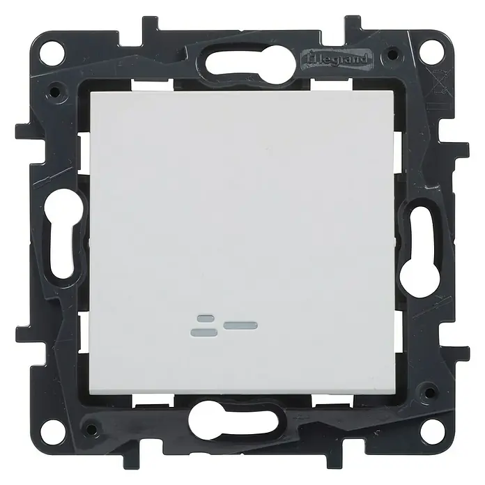 Legrand Niloé Step Conmutador - Blanco, Mate, Montaje en la pared - Primer plano de un interruptor de luz Legrand, con un botón blanco cuadrado y un marco gris con orificios de montaje.