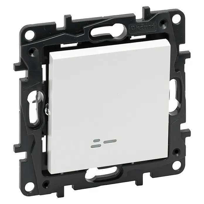 Legrand Niloé Step Conmutador - Blanco, Mate, Montaje en la pared - Primer plano de un interruptor de luz Legrand con un botón blanco y un marco negro.