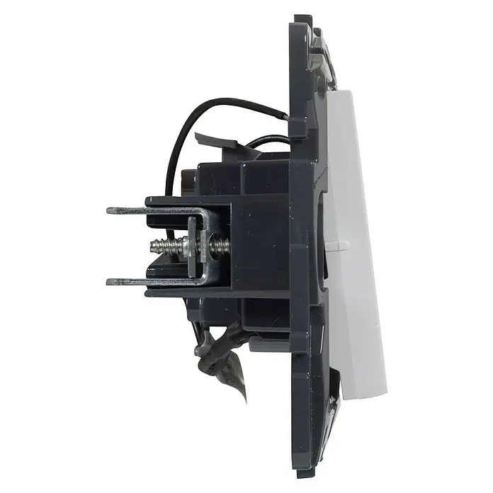 Legrand Niloé Step Conmutador - Blanco, Mate, Montaje en la pared - Vista lateral de un interruptor que muestra la instalación atornillada y el cableado conectado.