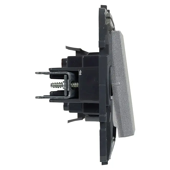 Legrand Niloé Step Pulsador para estancias con humedad - Aluminio, Montaje en la pared - Vista lateral de cerca de un interruptor de luz gris, que muestra los detalles del interruptor y el soporte de montaje.