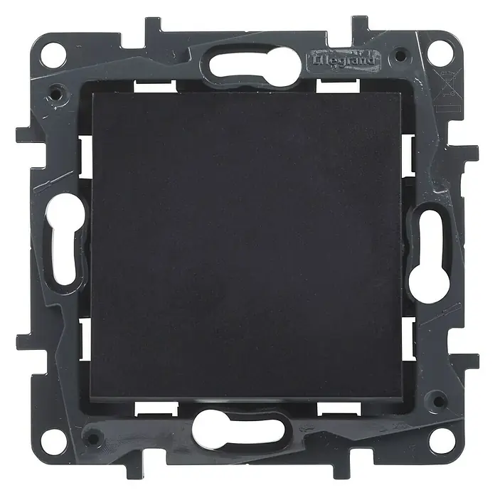 Legrand Niloé Step Pulsador para estancias con humedad - Antracita, Montaje en la pared - Primer plano de una placa de interruptor Legrand de plástico gris, enmarcando un cuadrado negro, con agujeros de montaje.