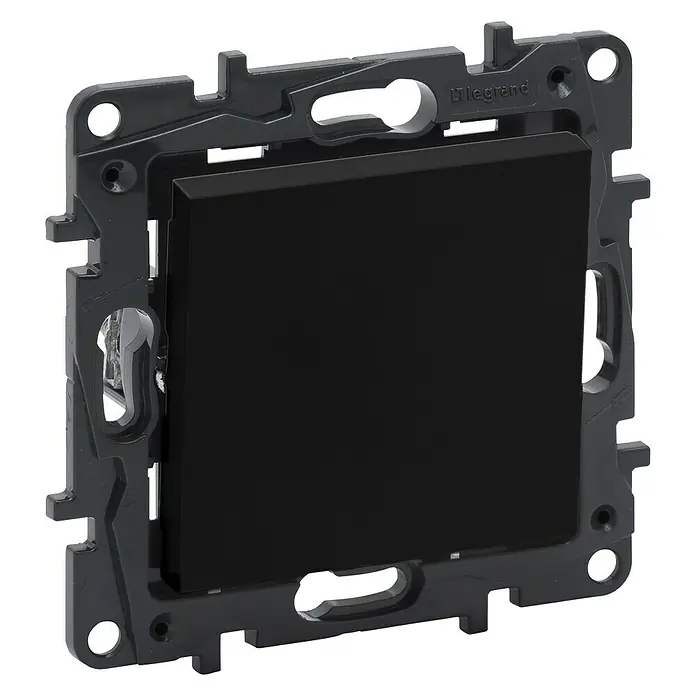 Legrand Niloé Step Pulsador para estancias con humedad - Antracita, Montaje en la pared - Primer plano de un interruptor Legrand, que muestra un diseño moderno y funcionalidad para controlar las luces en espacios interiores.