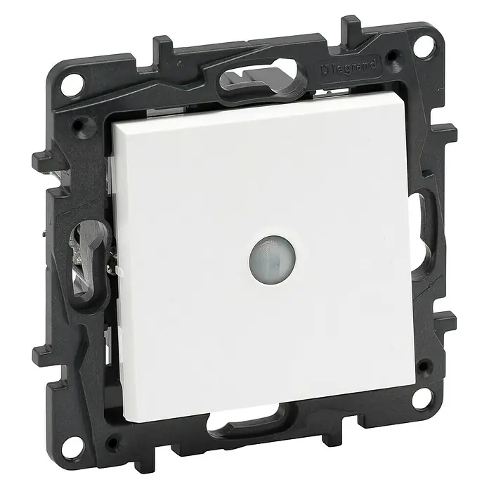 Legrand Niloé Step Interruptor de sensor inteligente - Blanco, x 1, Vertical, Instalar - Primer plano de un interruptor de luz Legrand blanco con marco negro, montado sobre un fondo negro.