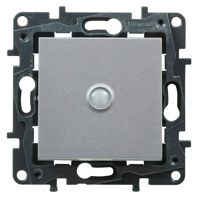 Legrand Niloé Step Interruptor de sensor inteligente - Aluminio, x 1, Vertical, Instalar - Primer plano de un sensor de movimiento Legrand con cubierta gris y marco negro, ideal para iluminación automática.