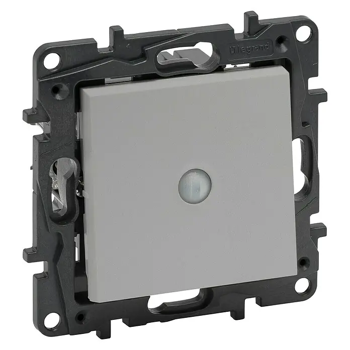 Legrand Niloé Step Interruptor de sensor inteligente - Aluminio, x 1, Vertical, Instalar - Primer plano de un interruptor de luz Legrand gris, incrustado en un marco de montaje negro, destacando funcionalidad y diseño moderno.