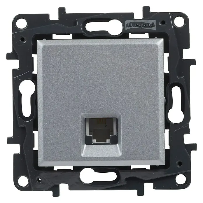 Legrand Niloé Step Toma de teléfono RJ11 - Aluminio, Instalar - Primer plano de una toma de red Legrand RJ45 con cubierta gris y marco negro, ideal para conexiones de red estables.