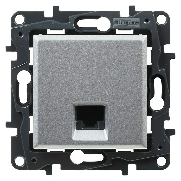 Legrand Niloé Step Toma de red RJ45 - Aluminio, x 1, Plástico, Instalar - Primer plano de una toma de red RJ45 plateada de Legrand, rodeada por un marco gris. Ideal para instalaciones domésticas y de oficina.