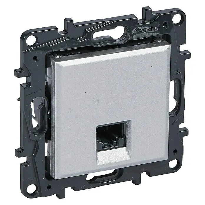 Legrand Niloé Step Toma de red RJ45 - Aluminio, x 1, Plástico, Instalar - Primer plano de una toma de red Legrand RJ45 con una cubierta plateada y un marco negro, perfecta para conexiones de red rápidas en casa o en la oficina.
