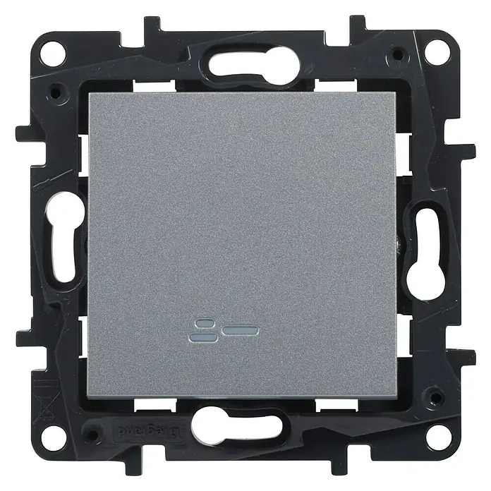 Legrand Niloé Step Conmutador - Aluminio, Mate, Montaje en la pared - Primer plano de un interruptor de luz Legrand gris con marco negro, mostrando su diseño moderno y materiales de alta calidad.