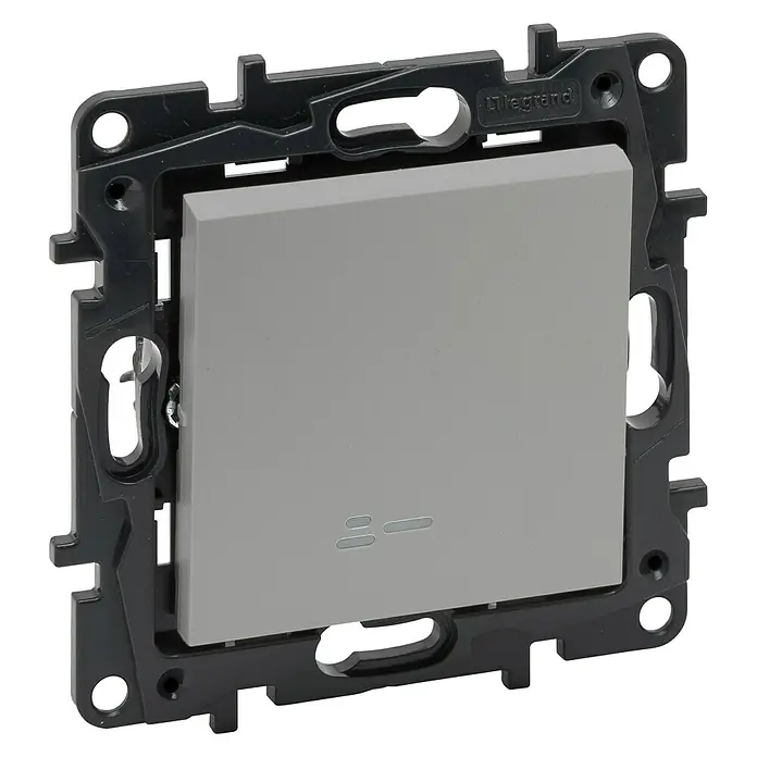 Legrand Niloé Step Conmutador - Aluminio, Mate, Montaje en la pared - Primer plano de un interruptor de luz Legrand, montado en un soporte negro, que muestra un diseño moderno y minimalista.