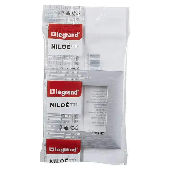 Legrand Niloé Step Marco - Plateado, Modelo de mecanismos: x 1, Plástico, Instalar - Una cubierta Legrand Niloe Step en plata, empaquetada en una bolsa de plástico transparente, protegiendo y mostrando el producto.