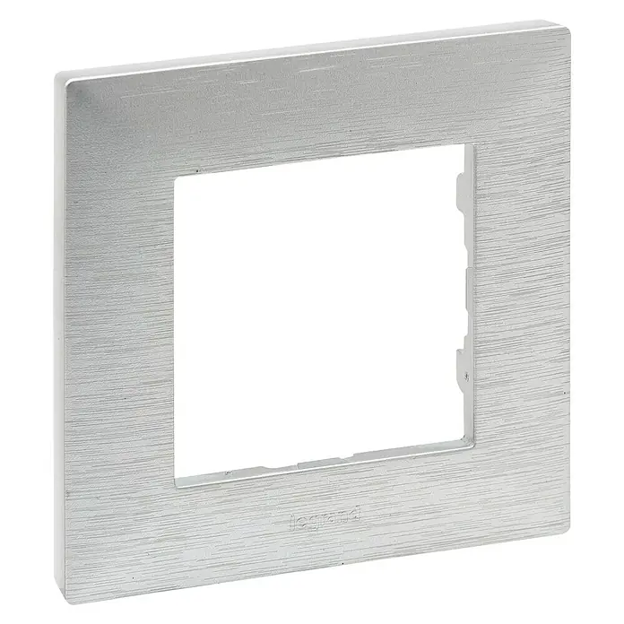 Legrand Niloé Step Marco - Plateado, Modelo de mecanismos: x 1, Plástico, Instalar - Primer plano de una placa frontal Legrand plateada con acabado cepillado, adecuada para interruptores y enchufes.