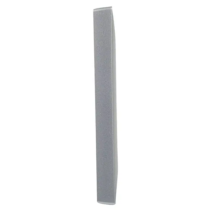 Legrand Niloé Step Marco - Plateado, Modelo de mecanismos: x 1, Plástico, Instalar - Objeto rectangular de color plateado con un borde redondeado sobre un fondo negro. Acabado metálico y superficie lisa.