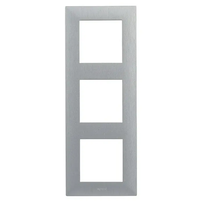 Legrand Niloé Step Marco - Plateado, Modelo de mecanismos: x 3, Plástico, Instalar - Una placa de pared triple Legrand en níquel cepillado, ideal para instalar interruptores y enchufes en espacios residenciales y comerciales.