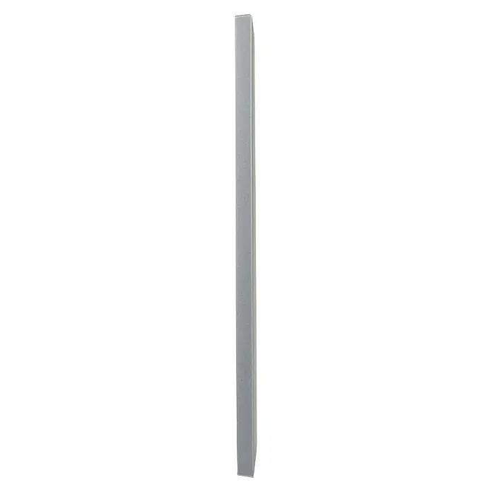 Legrand Niloé Step Marco - Plateado, Modelo de mecanismos: x 3, Plástico, Instalar - Primer plano de un recinto metálico vertical plateado con orificios para tornillos visibles en los bordes. Ideal para aplicaciones industriales.