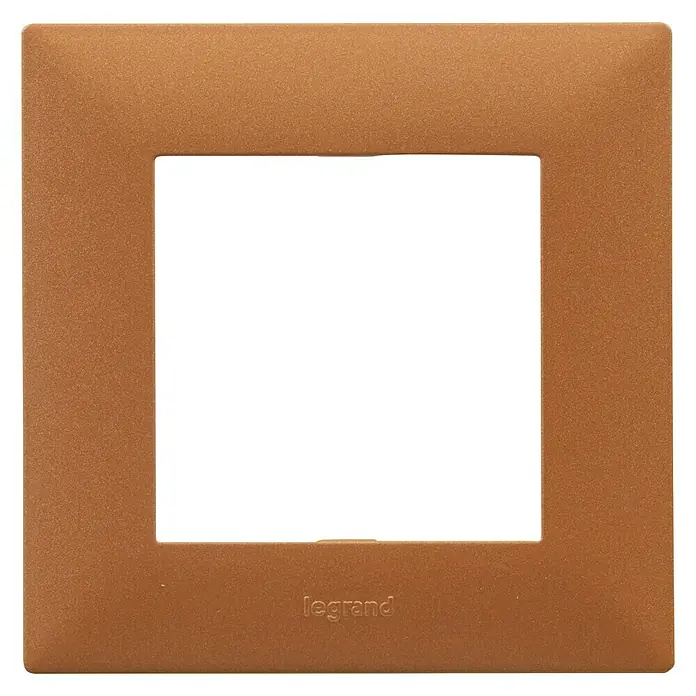 Legrand Niloé Step Marco - Cobre, Modelo de mecanismos: x 1, Plástico, Instalar - Marco Legrand de cobre para interruptores y enchufes, que ofrece una integración elegante en espacios habitables modernos. Construcción duradera que garantiza la longevidad.