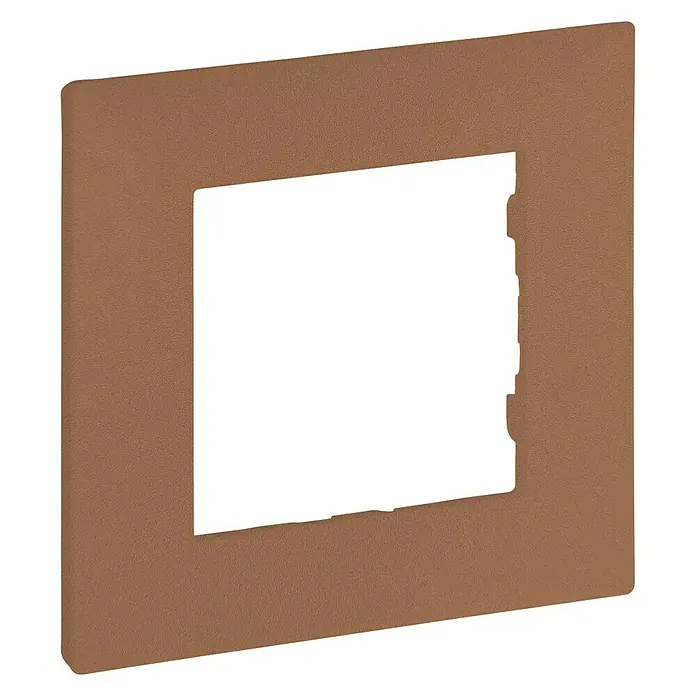 Legrand Niloé Step Marco - Cobre, Modelo de mecanismos: x 1, Plástico, Instalar - Primer plano de una placa frontal cuadrada de color cobre con un recorte rectangular en el centro, ideal para cubrir interruptores y enchufes.