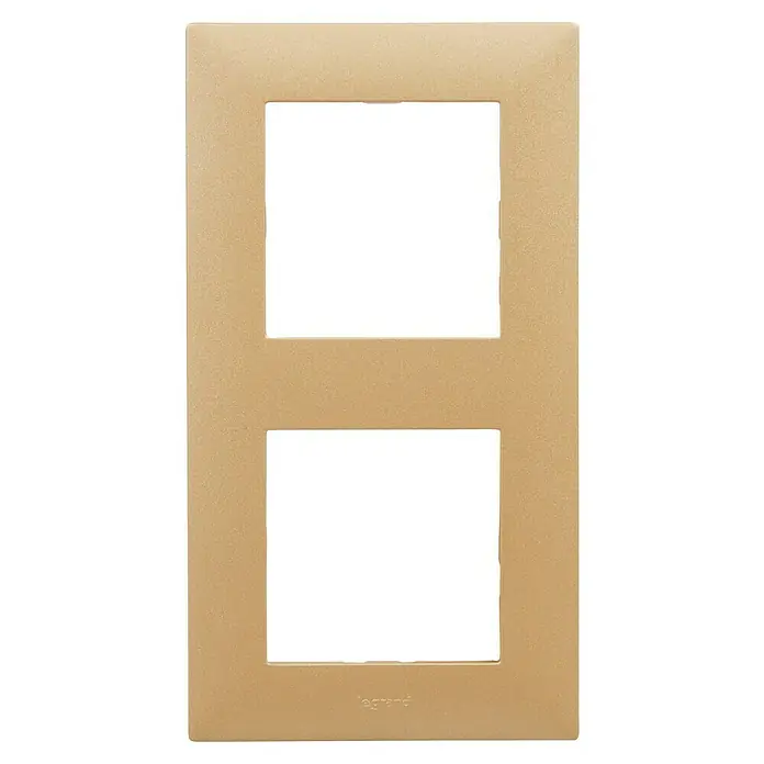 Legrand Niloé Step Marco - Cobre, Modelo de mecanismos: x 2, Plástico, Instalar - Primer plano de una tapa de interruptor de luz doble Legrand en oro cepillado, que ofrece un diseño elegante y moderno para cualquier hogar.