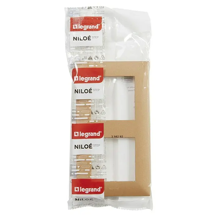 Legrand Niloé Step Marco - Cobre, Modelo de mecanismos: x 2, Plástico, Instalar - Primer plano de una tapa de interruptor de luz de doble marco LeGrand Niloe Step dentro de un embalaje transparente.
