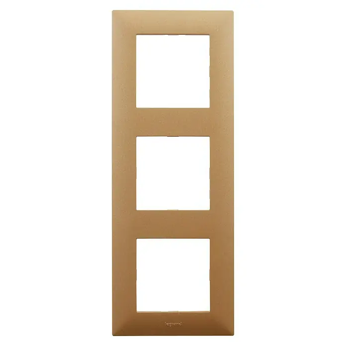 Legrand Niloé Step Marco - Cobre, Modelo de mecanismos: x 3, Plástico, Instalar - Placa de interruptor Legrand dorada con tres aberturas para interruptores de luz elegantes, ideal para interiores modernos y fácil de instalar.