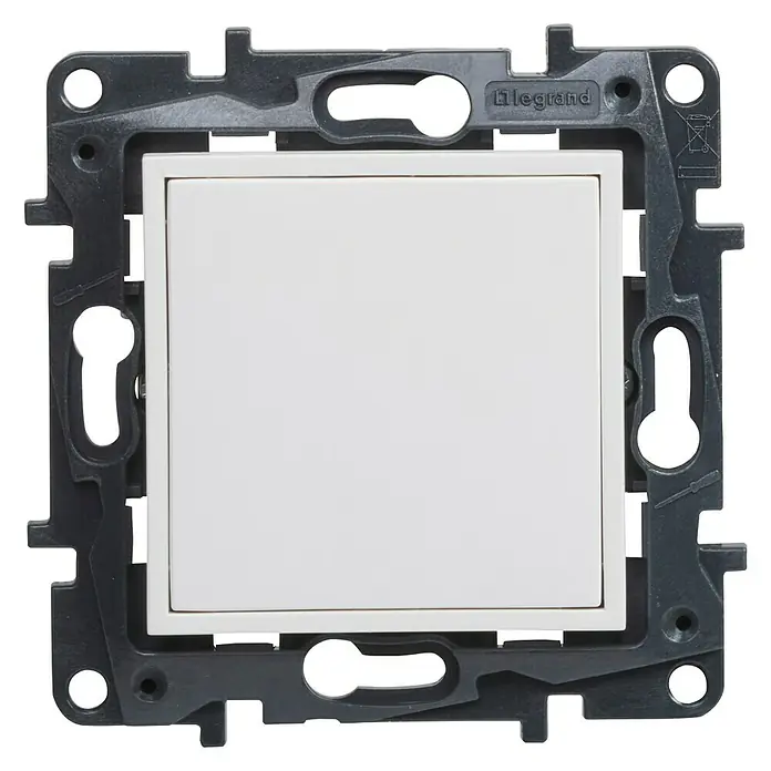 Legrand Niloé Step Tapa para mecanismo - Blanco, Metal, Montaje en la pared - Primer plano de un interruptor de luz Legrand con un botón blanco, enmarcado por un borde gris con orificios de montaje.