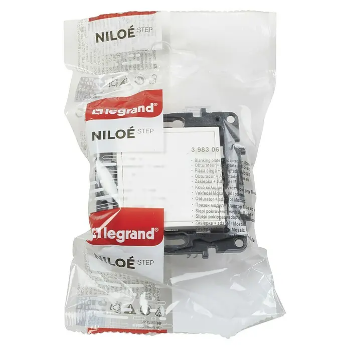 Legrand Niloé Step Tapa para mecanismo - Blanco, Metal, Montaje en la pared - Primer plano de un adaptador de placa ciega Legrand Niloe Step para Mosaic, empaquetado en una bolsa de plástico transparente.