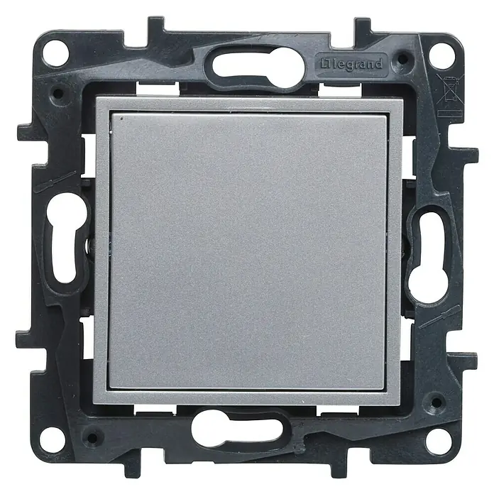 Legrand Niloé Step Tapa para mecanismo - Aluminio, Metal, Montaje en la pared - Primer plano de un interruptor Legrand con placa frontal plateada y marco gris.