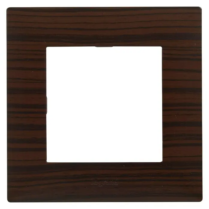 Legrand Niloé Step Marco - Madera, Modelo de mecanismos: x 1, Plástico, Instalar - Primer plano de una cubierta de interruptor Legrand marrón con aspecto de madera y un corte cuadrado.