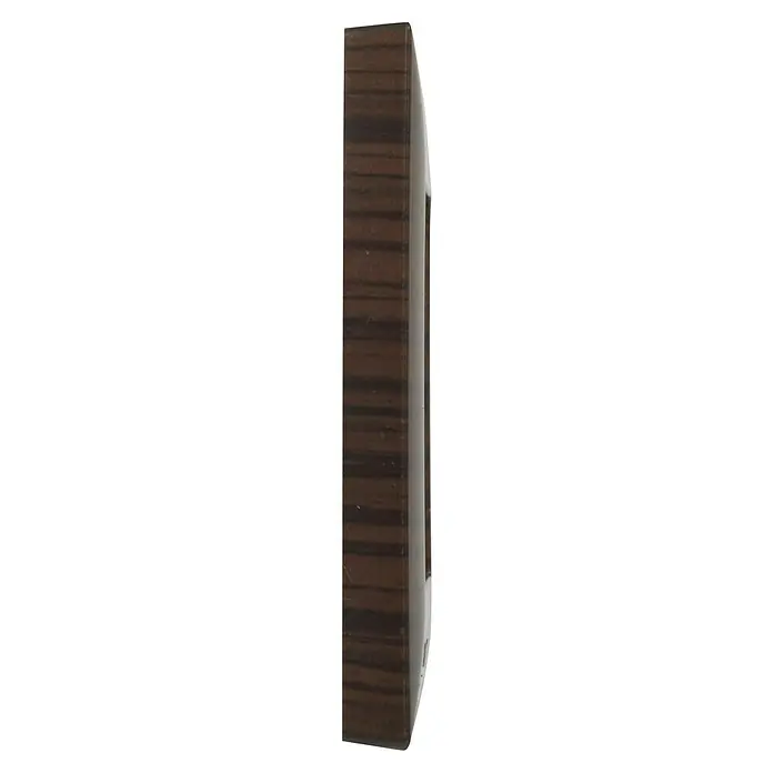 Legrand Niloé Step Marco - Madera, Modelo de mecanismos: x 1, Plástico, Instalar - Vista lateral de una cubierta de toma de corriente rectangular con diseño marrón, borde blanco y abertura rectangular.