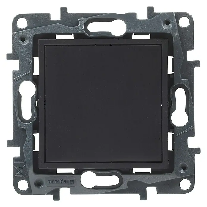 Legrand Niloé Step Tapa para mecanismo - Antracita, Metal, Montaje en la pared - Primer plano de un interruptor de luz negro Legrand con un marco gris, montado sobre un fondo negro, destacando sus detalles.