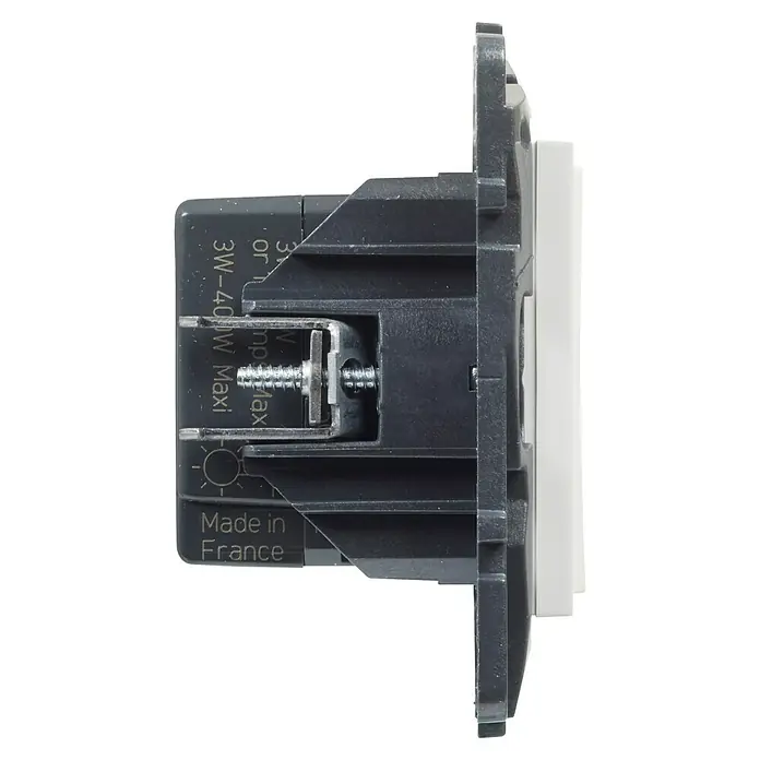 Legrand Niloé Step Regulador luminoso + Pulsador - Blanco, Plástico, Instalar - Vista lateral de un interruptor que destaca su diseño robusto y la marca "Made in France", que indica calidad y origen.