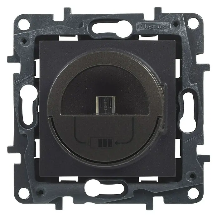 Legrand Niloé Conector USB Dock station - Antracita - Primer plano de un enchufe de pared USB Legrand, perfecto para cargar dispositivos electrónicos. Diseño elegante que se integra en cualquier decoración.