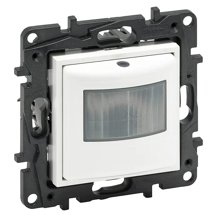 Legrand Niloé Step Mecanismo detector de movimiento - Blanco, Mate, Montaje en la pared - Primer plano de un sensor de movimiento Legrand para montaje en pared, ideal para control automático de la luz y ahorro energético.
